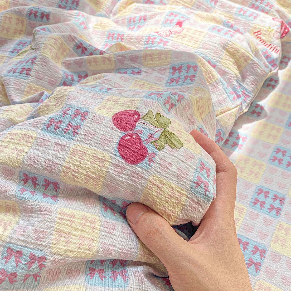 91家纺网 家纺一手货源 找家纺 眠势力 2025新款云感双层纱被套三件套ins奶油风云感超柔被罩单件四季款 甜樱蜜语