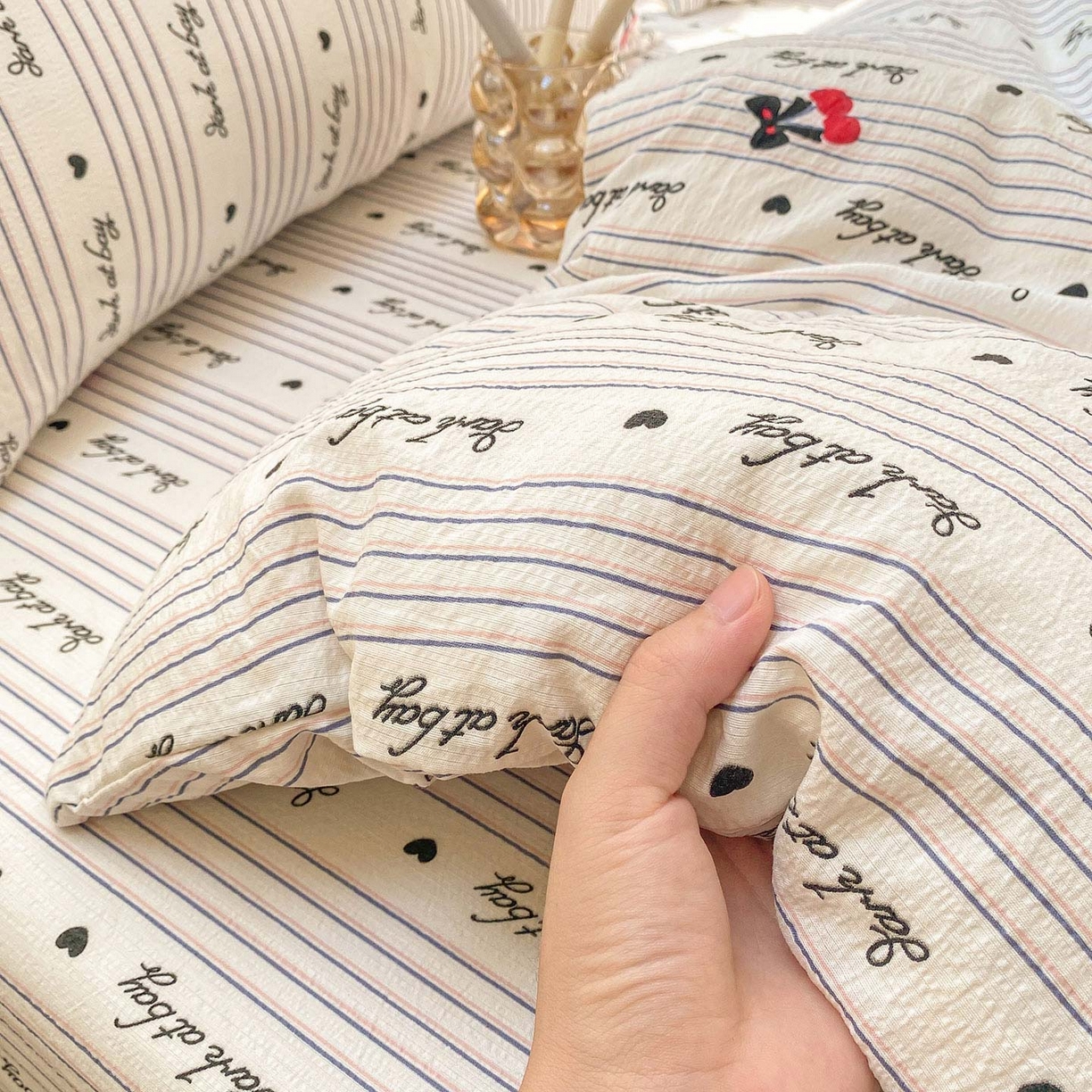 91家纺网 家纺一手货源 找家纺 眠势力 2025新款云感双层纱被套三件套ins奶油风云感超柔被罩单件四季款 字母樱桃