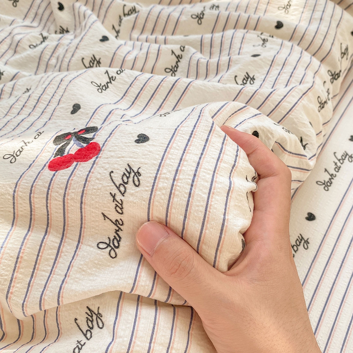 91家纺网 家纺一手货源 找家纺 眠势力 2025新款云感双层纱被套三件套ins奶油风云感超柔被罩单件四季款 字母樱桃