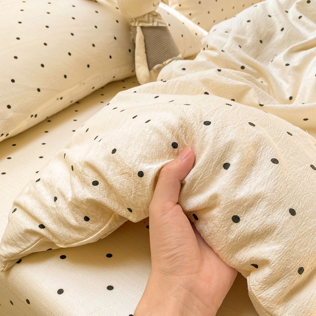 91家纺网 家纺一手货源 找家纺 眠势力 2025新款云感双层纱被套三件套ins奶油风云感超柔被罩单件四季款 极简波点