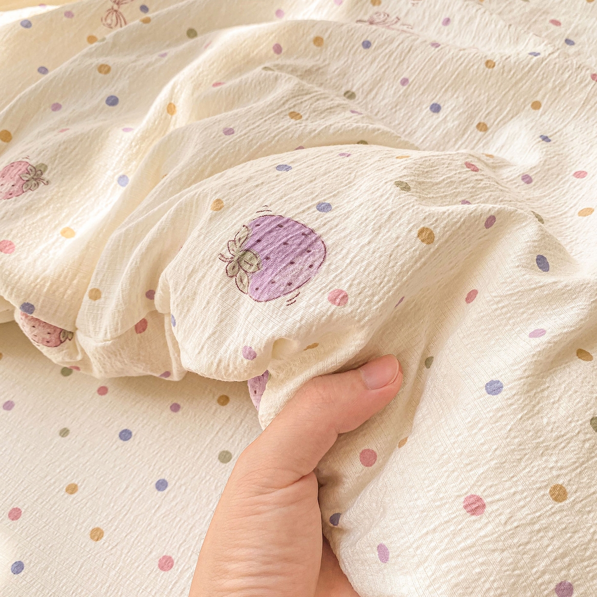 91家纺网 家纺一手货源 找家纺 眠势力 2025新款云感双层纱被套三件套ins奶油风云感超柔被罩单件四季款 点点草莓