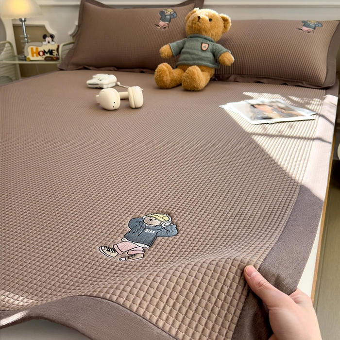 91家纺网 家纺一手货源 找家纺 莱家富 2025新款A类乙纶冰豆豆凉席冰丝席-练练熊系列 时尚咖