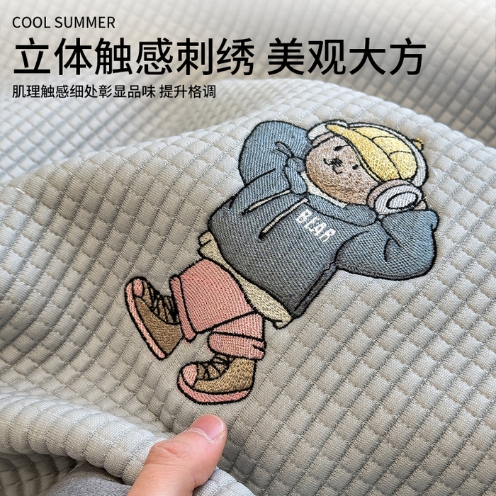 91家纺网 家纺一手货源 找家纺 莱家富 2025新款A类乙纶冰豆豆凉席冰丝席-练练熊系列 优雅灰