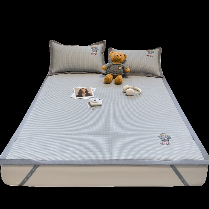 91家纺网 家纺一手货源 找家纺 莱家富 2025新款A类乙纶冰豆豆凉席冰丝席-练练熊系列 优雅灰