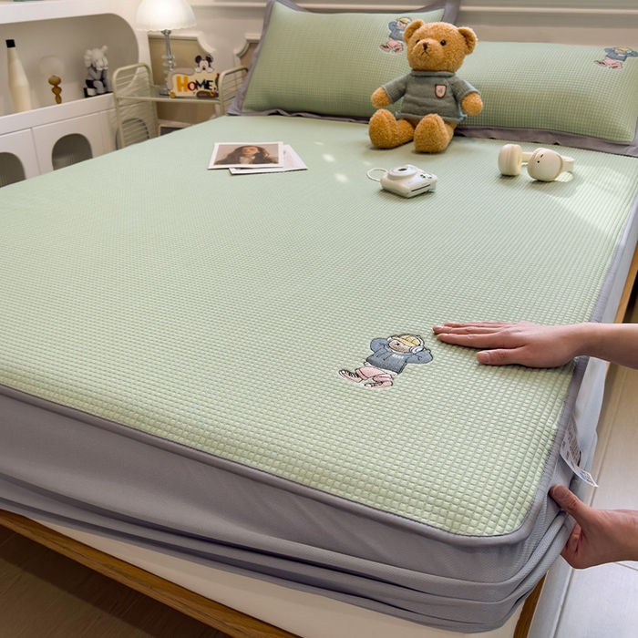 91家纺网 家纺一手货源 找家纺 莱家富 2025新款A类乙纶冰豆豆凉席冰丝席-练练熊系列 果绿