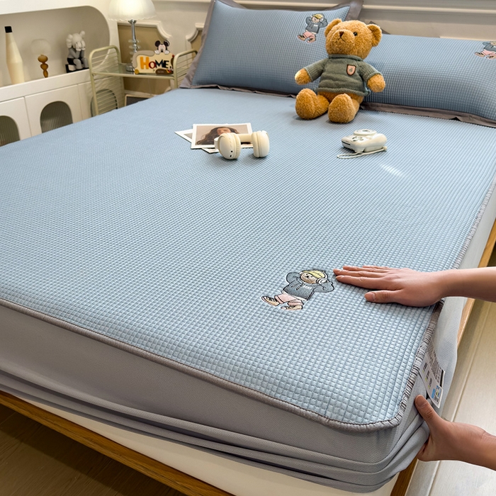 91家纺网 家纺一手货源 找家纺 莱家富 2025新款A类乙纶冰豆豆凉席冰丝席-练练熊系列 天空蓝