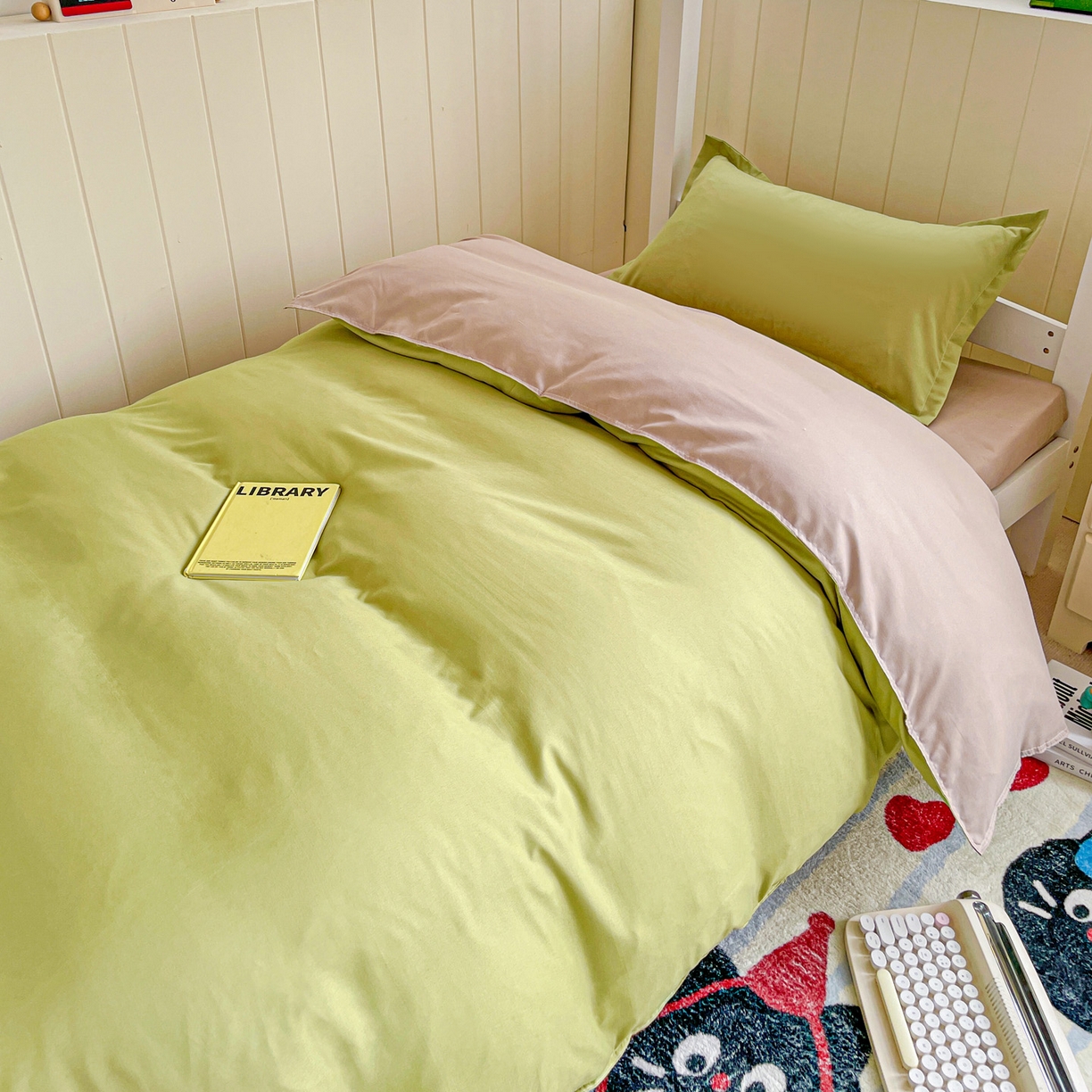 91家纺网 家纺一手货源 找家纺 楠沐家纺 2025新款芦荟棉印花学生宿舍上下铺四件套三件套 果绿浅驼