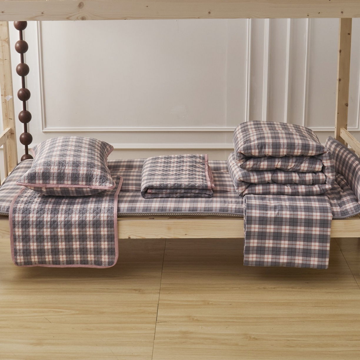 91家纺网 家纺一手货源 找家纺 上喜 2025新款学生款全棉水洗棉床盖款三件套，五件套 灰粉格