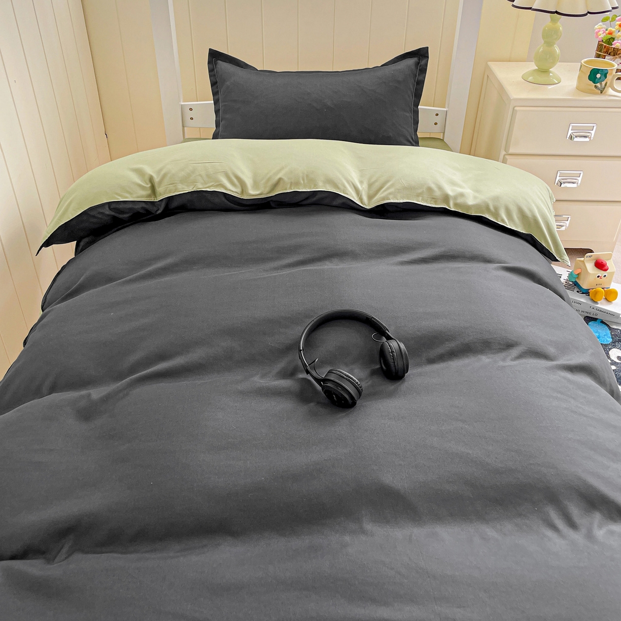 91家纺网 家纺一手货源 找家纺 楠沐家纺 2025新款芦荟棉印花学生宿舍上下铺四件套三件套 果绿耀夜黑