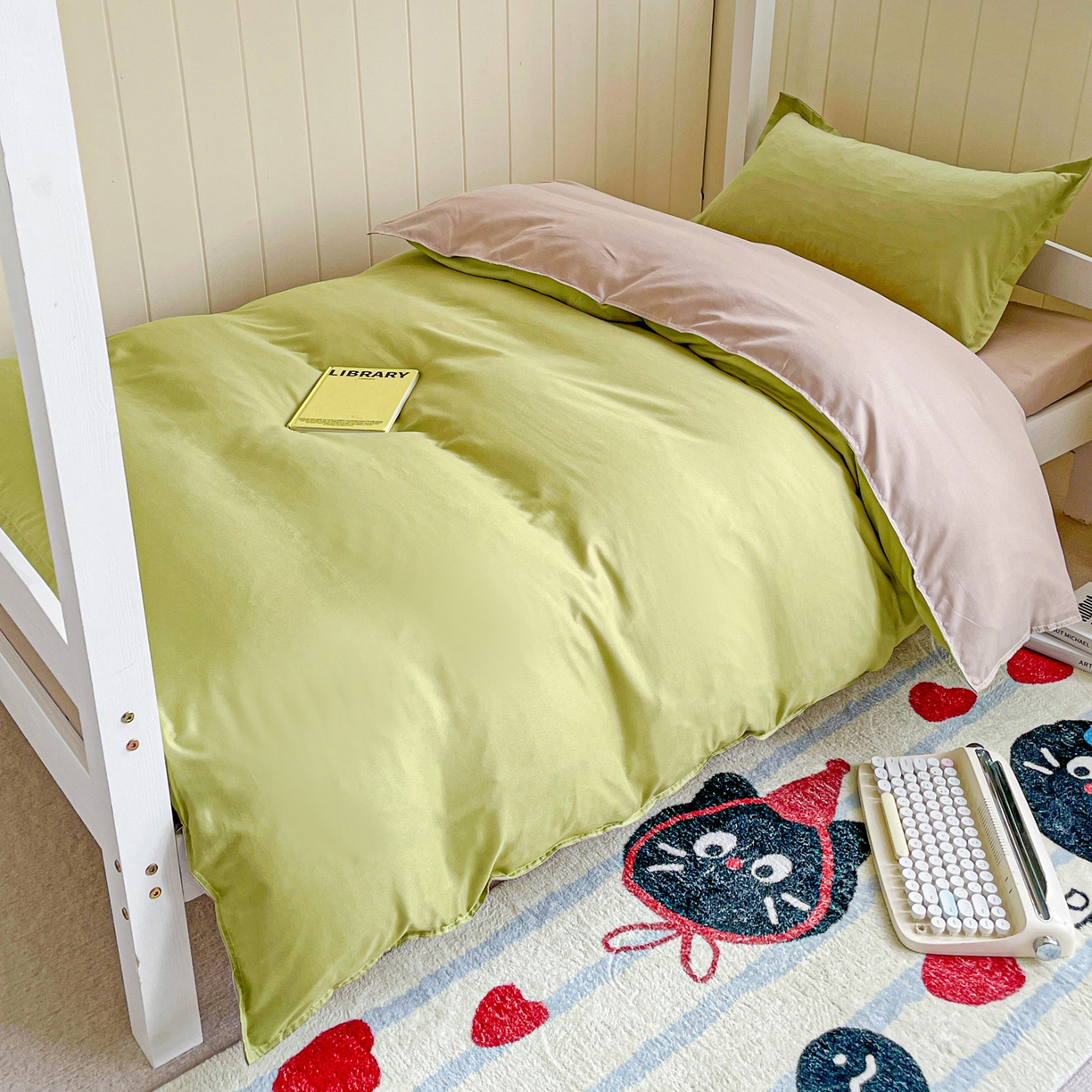 91家纺网 家纺一手货源 找家纺 楠沐家纺 2025新款芦荟棉印花学生宿舍上下铺四件套三件套 果绿浅驼