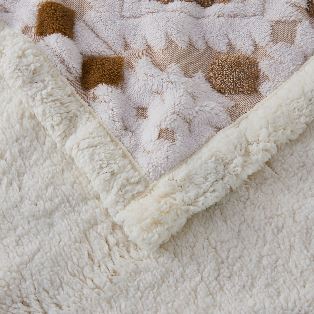 91家纺网 家纺一手货源 找家纺 枋梢家纺 2025新款阳离子羊羔绒毛毯盖毯毯子波西米亚系列 菱格-咖色