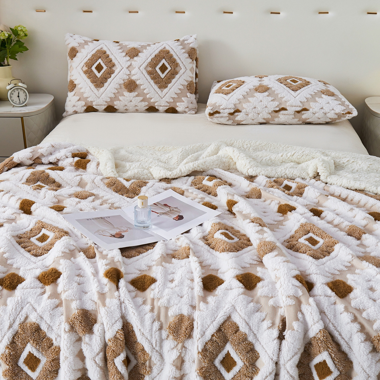 91家纺网 家纺一手货源 找家纺 枋梢家纺 2025新款阳离子羊羔绒毛毯盖毯毯子波西米亚系列 菱格-咖色