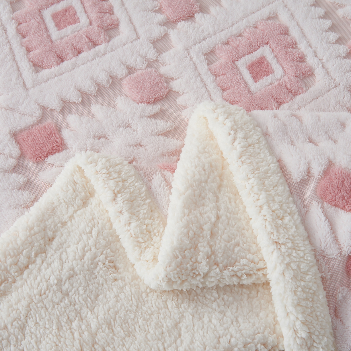 91家纺网 家纺一手货源 找家纺 枋梢家纺 2025新款阳离子羊羔绒毛毯盖毯毯子波西米亚系列 菱格-柔粉