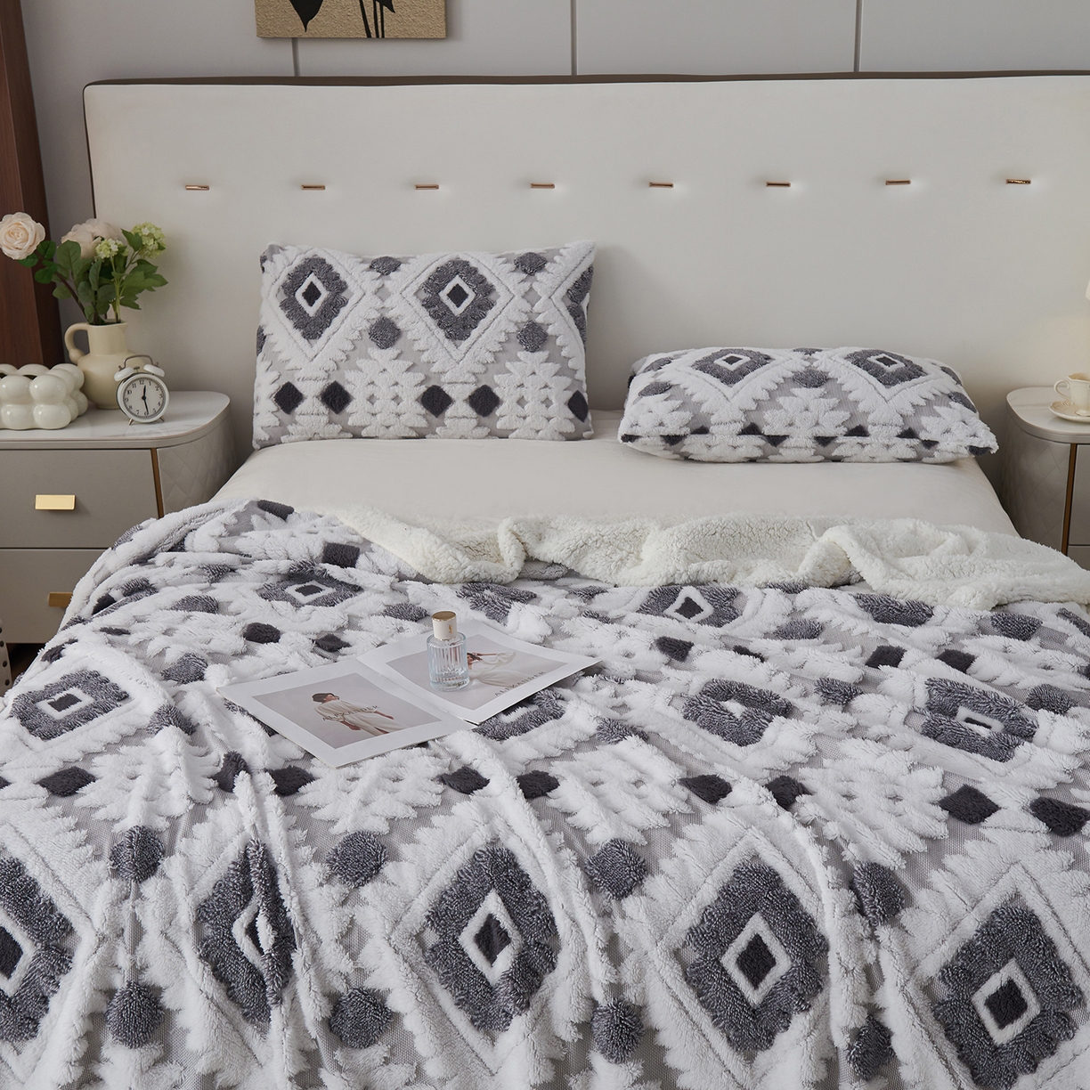 91家纺网 家纺一手货源 找家纺 枋梢家纺 2025新款阳离子羊羔绒毛毯盖毯毯子波西米亚系列 菱格-浅灰