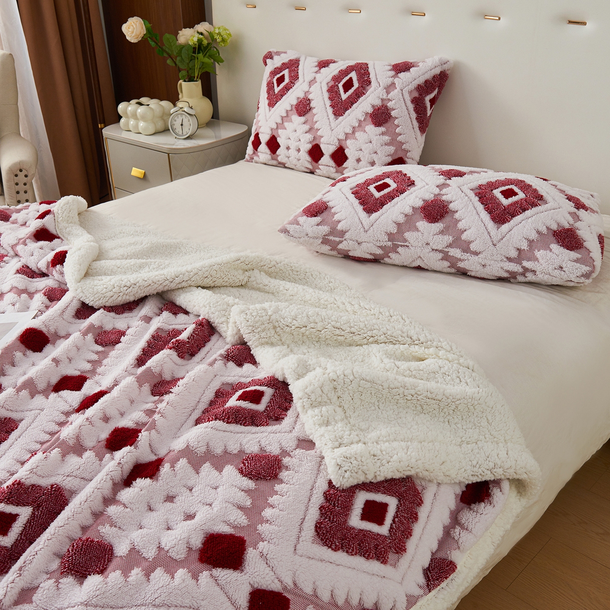 91家纺网 家纺一手货源 找家纺 枋梢家纺 2025新款阳离子羊羔绒毛毯盖毯毯子波西米亚系列 菱格-玫红