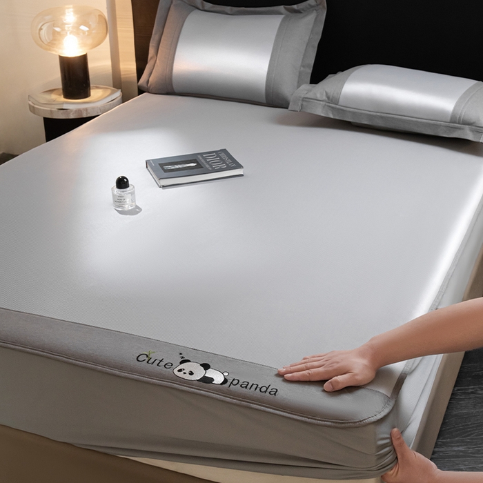 91家纺网 家纺一手货源 找家纺 莱家富 2025新款轻柔丝凉席冰丝席-嘟嘟熊 高级灰-床笠