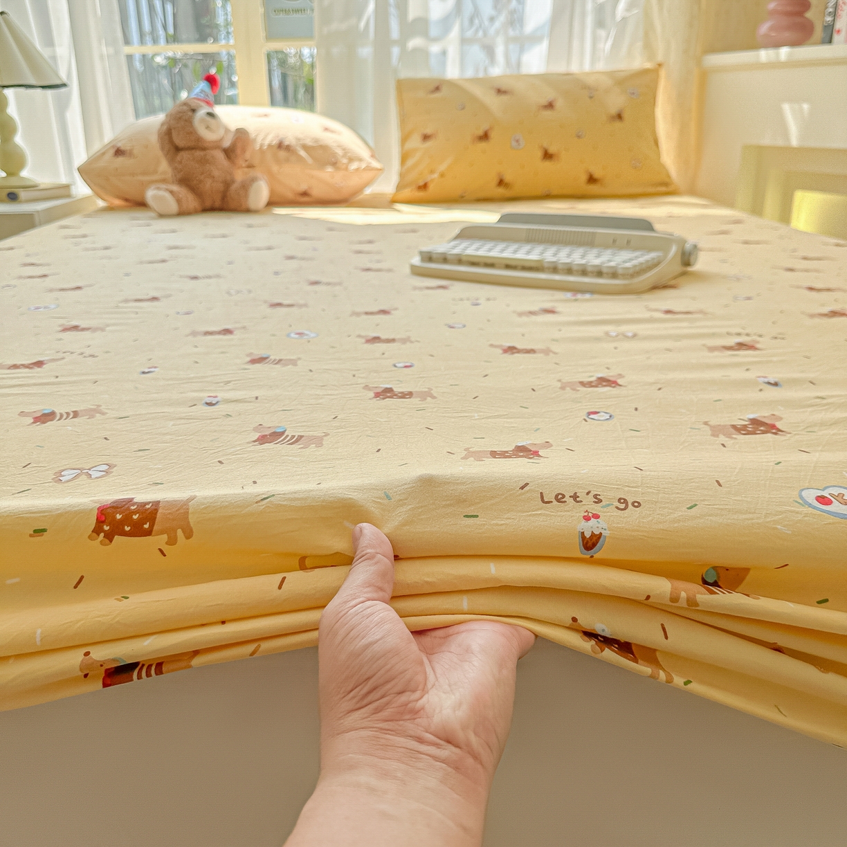 91家纺网 家纺一手货源 找家纺 韩巢家纺 2025新款超柔水洗棉印花床笠床笠单件单床笠学生宿舍专用热销款防滑床套 芝士小奶狗