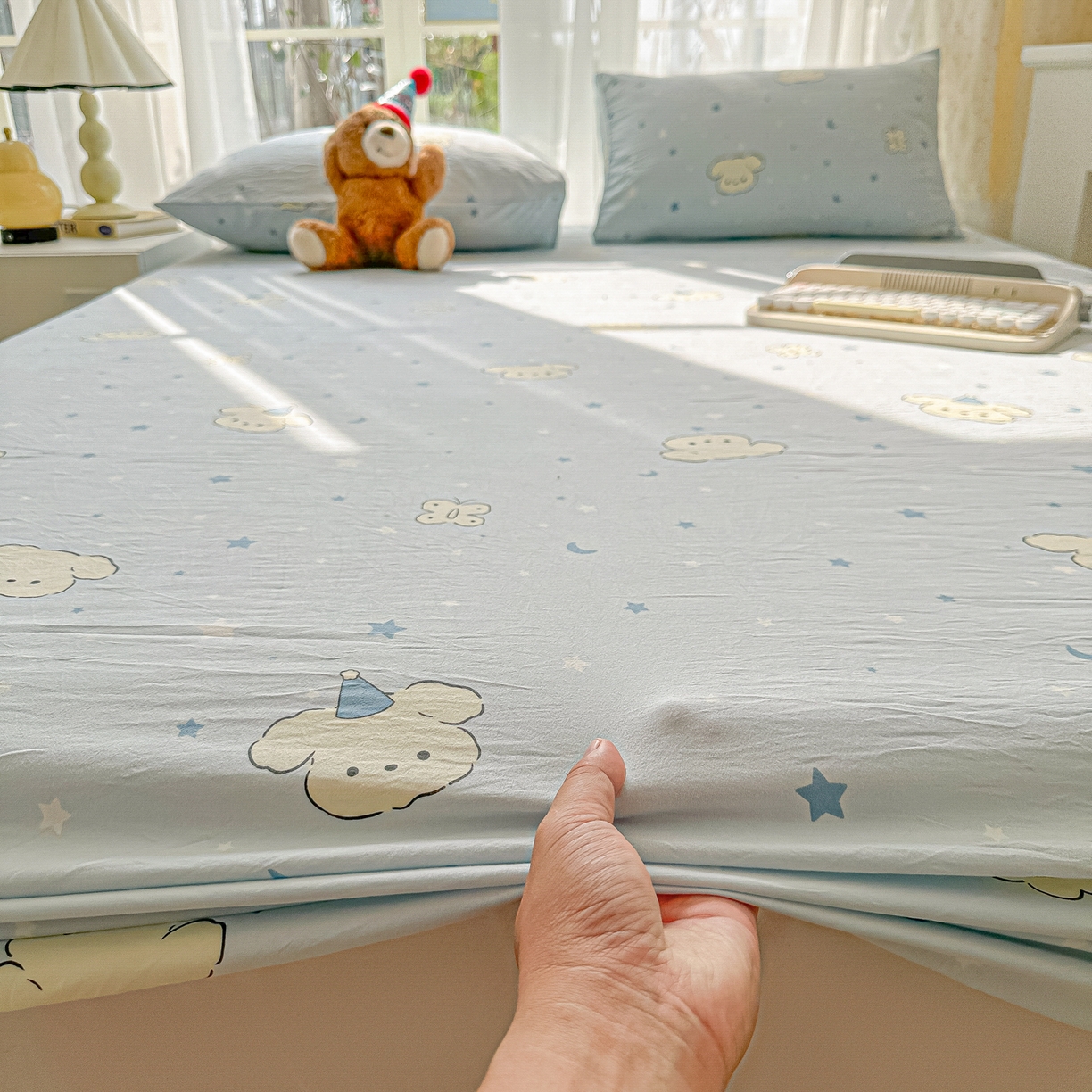 91家纺网 家纺一手货源 找家纺 韩巢家纺 2025新款超柔水洗棉印花床笠床笠单件单床笠学生宿舍专用热销款防滑床套 星月小狗