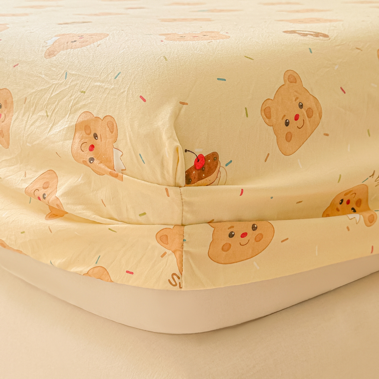 91家纺网 家纺一手货源 找家纺 韩巢家纺 2025新款超柔水洗棉印花床笠床笠单件单床笠学生宿舍专用热销款防滑床套 奥利奥小熊