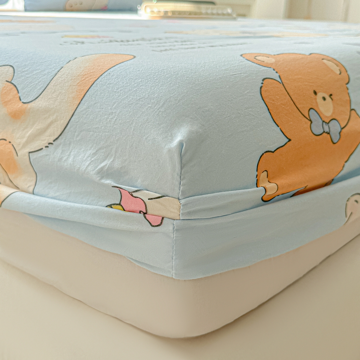 91家纺网 家纺一手货源 找家纺 韩巢家纺 2025新款超柔水洗棉印花床笠床笠单件单床笠学生宿舍专用热销款防滑床套 小猫逃离记