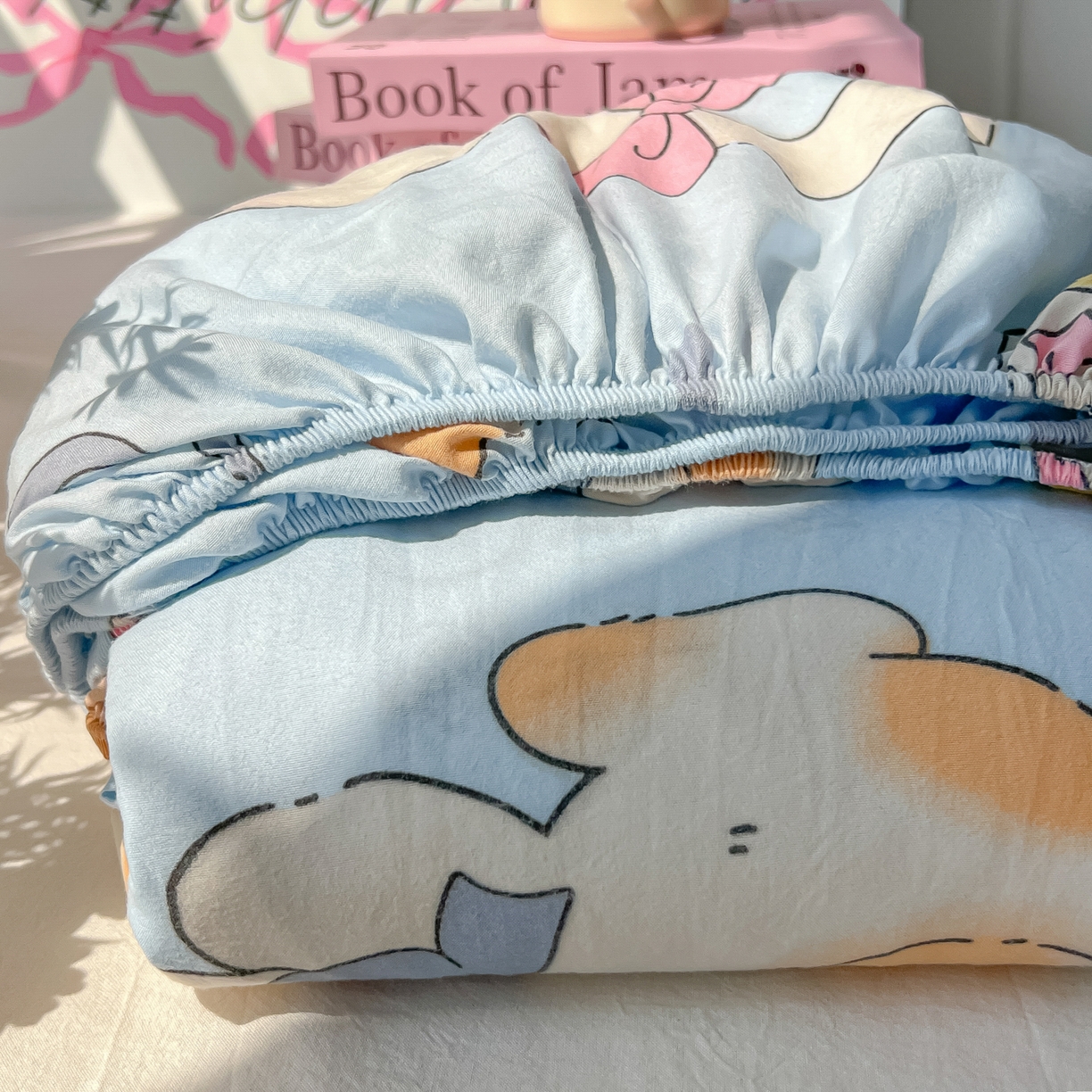 91家纺网 家纺一手货源 找家纺 韩巢家纺 2025新款超柔水洗棉印花床笠床笠单件单床笠学生宿舍专用热销款防滑床套 小猫逃离记