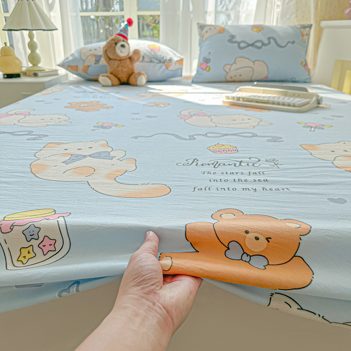 91家纺网 家纺一手货源 找家纺 韩巢家纺 2025新款超柔水洗棉印花床笠床笠单件单床笠学生宿舍专用热销款防滑床套 小猫逃离记