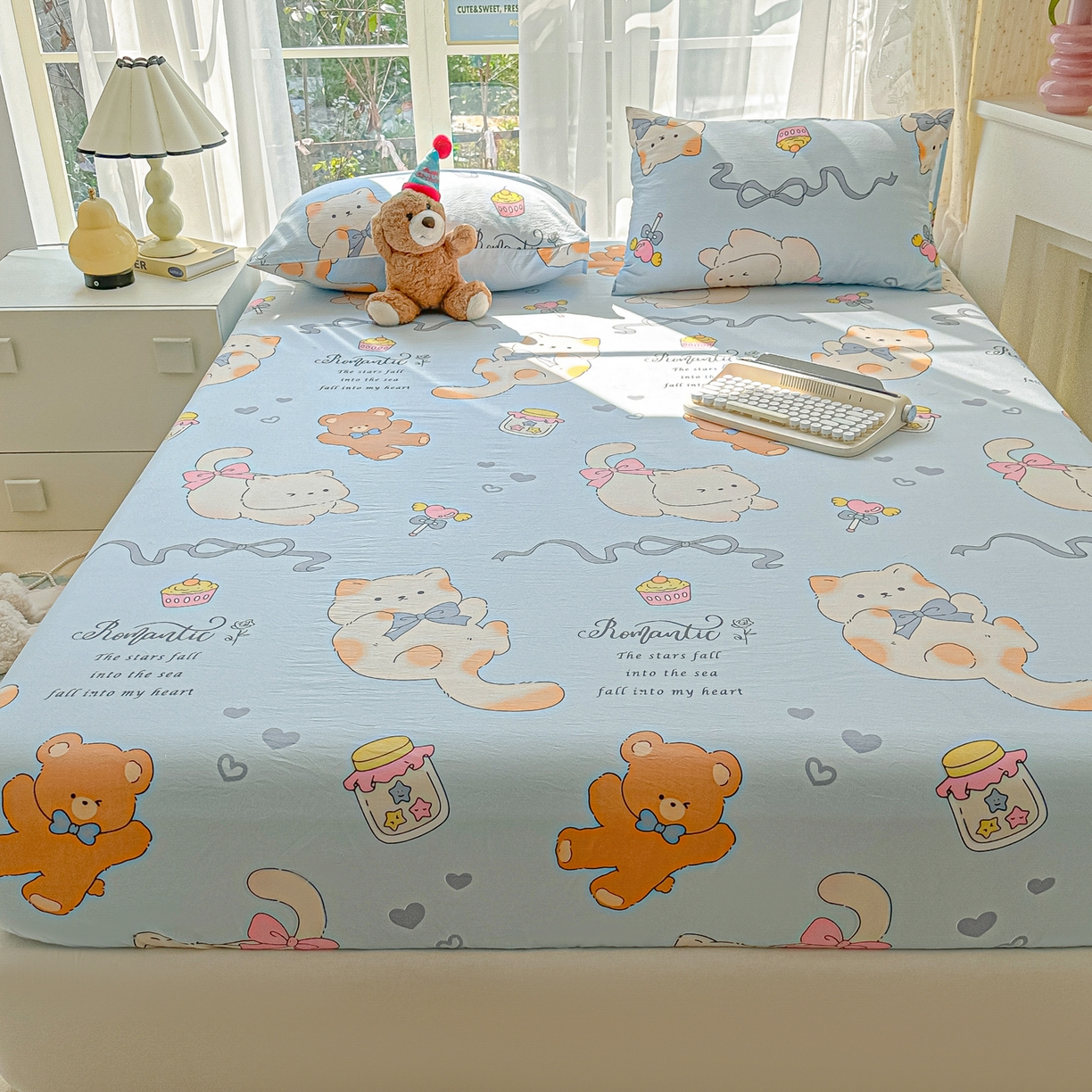 91家纺网 家纺一手货源 找家纺 韩巢家纺 2025新款超柔水洗棉印花床笠床笠单件单床笠学生宿舍专用热销款防滑床套 小猫逃离记