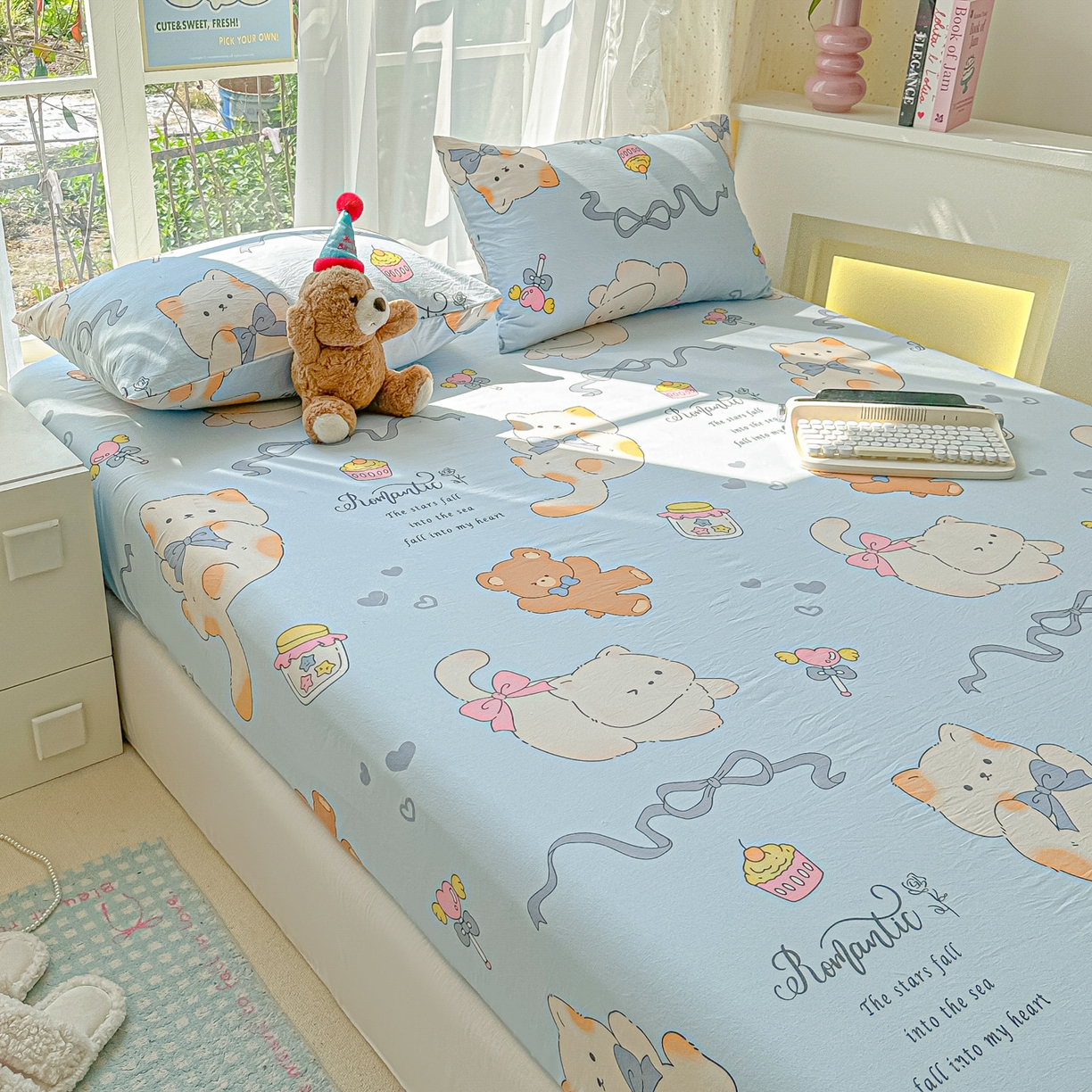 91家纺网 家纺一手货源 找家纺 韩巢家纺 2025新款超柔水洗棉印花床笠床笠单件单床笠学生宿舍专用热销款防滑床套 小猫逃离记