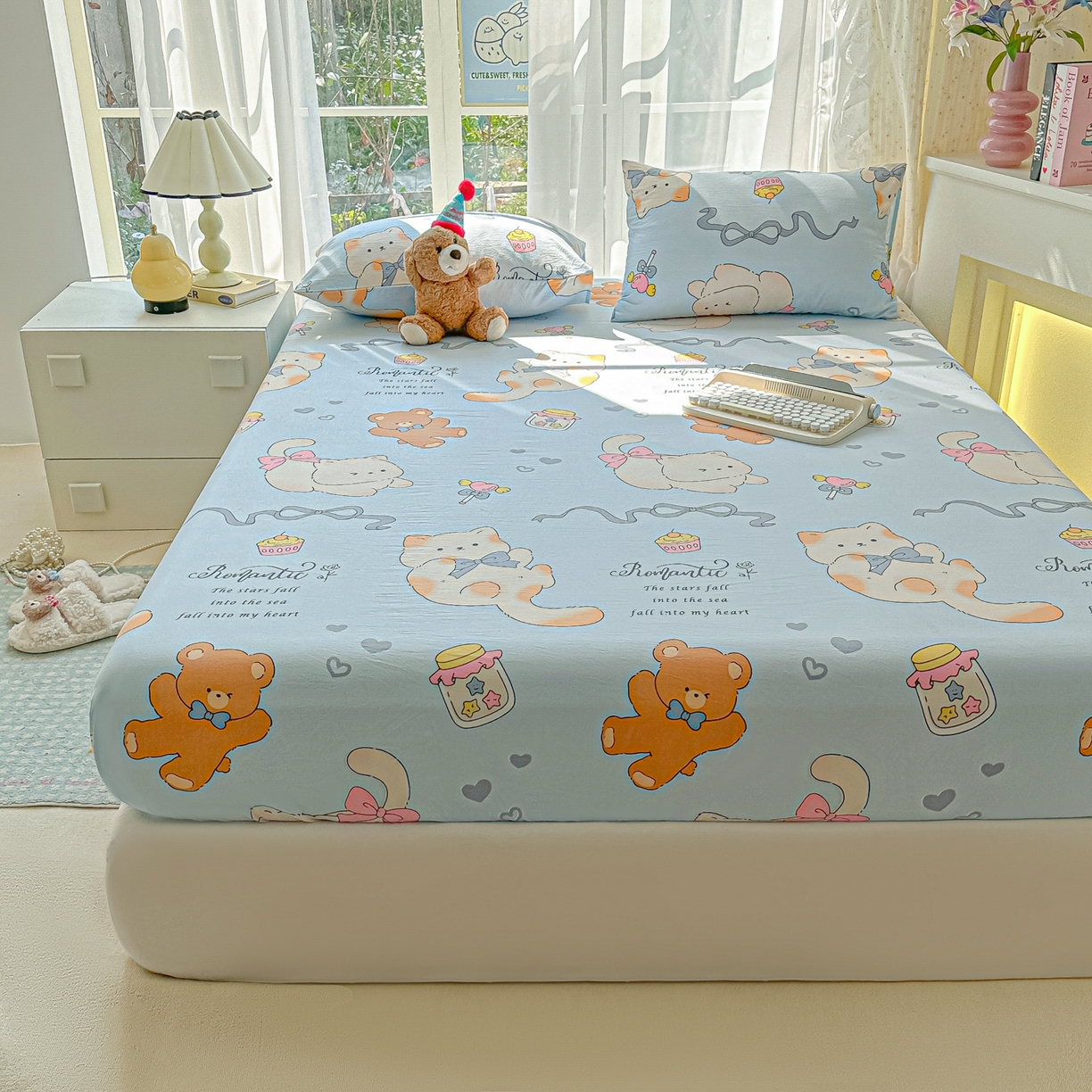 91家纺网 家纺一手货源 找家纺 韩巢家纺 2025新款超柔水洗棉印花床笠床笠单件单床笠学生宿舍专用热销款防滑床套 小猫逃离记