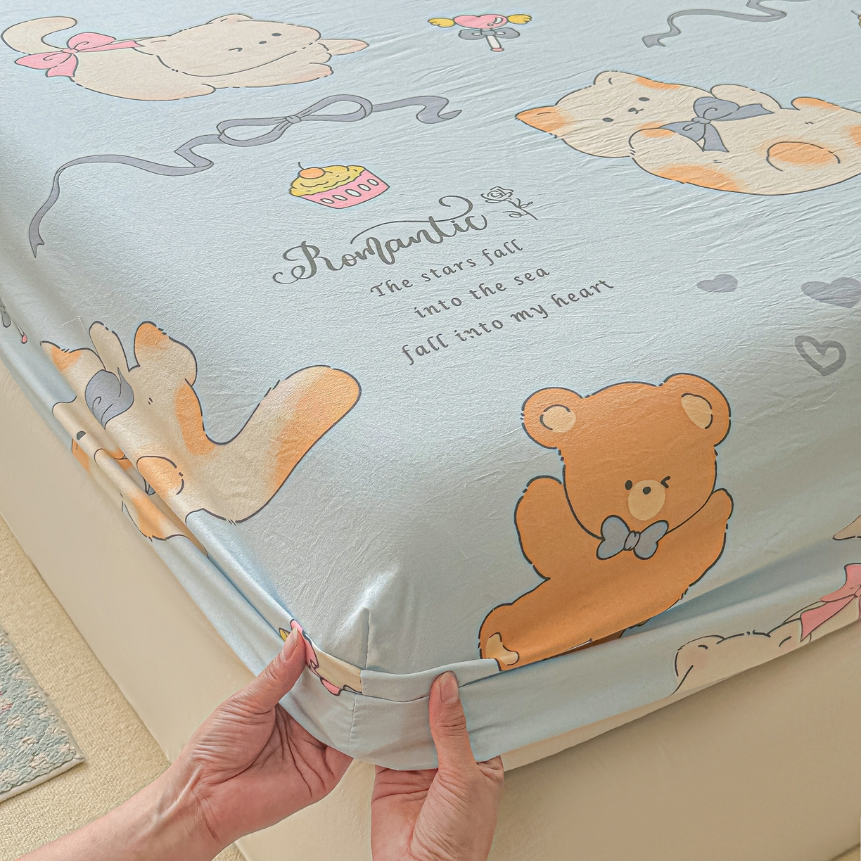 91家纺网 家纺一手货源 找家纺 韩巢家纺 2025新款超柔水洗棉印花床笠床笠单件单床笠学生宿舍专用热销款防滑床套 小猫逃离记