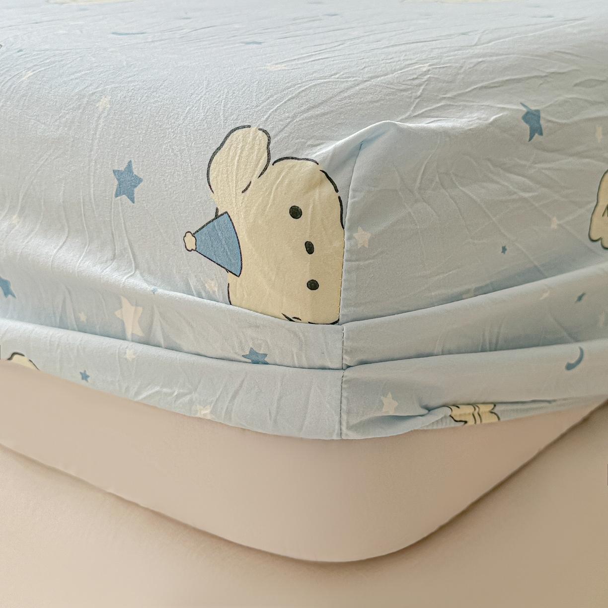 91家纺网 家纺一手货源 找家纺 韩巢家纺 2025新款超柔水洗棉印花床笠床笠单件单床笠学生宿舍专用热销款防滑床套 星月小狗