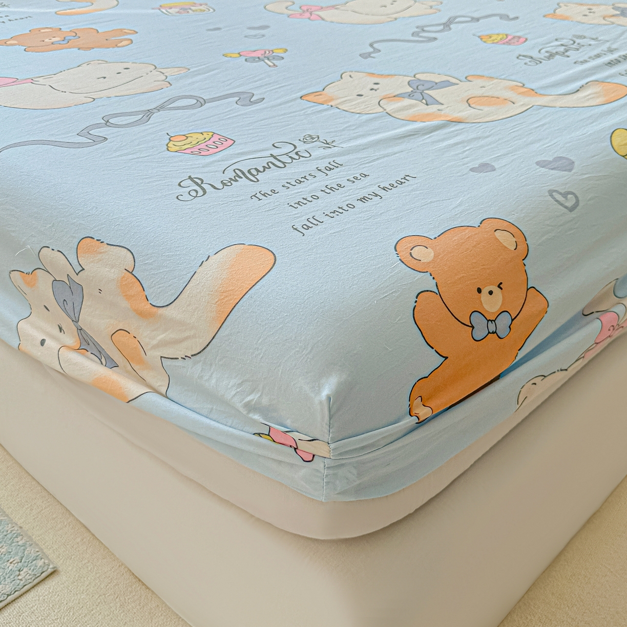 91家纺网 家纺一手货源 找家纺 韩巢家纺 2025新款超柔水洗棉印花床笠床笠单件单床笠学生宿舍专用热销款防滑床套 小猫逃离记