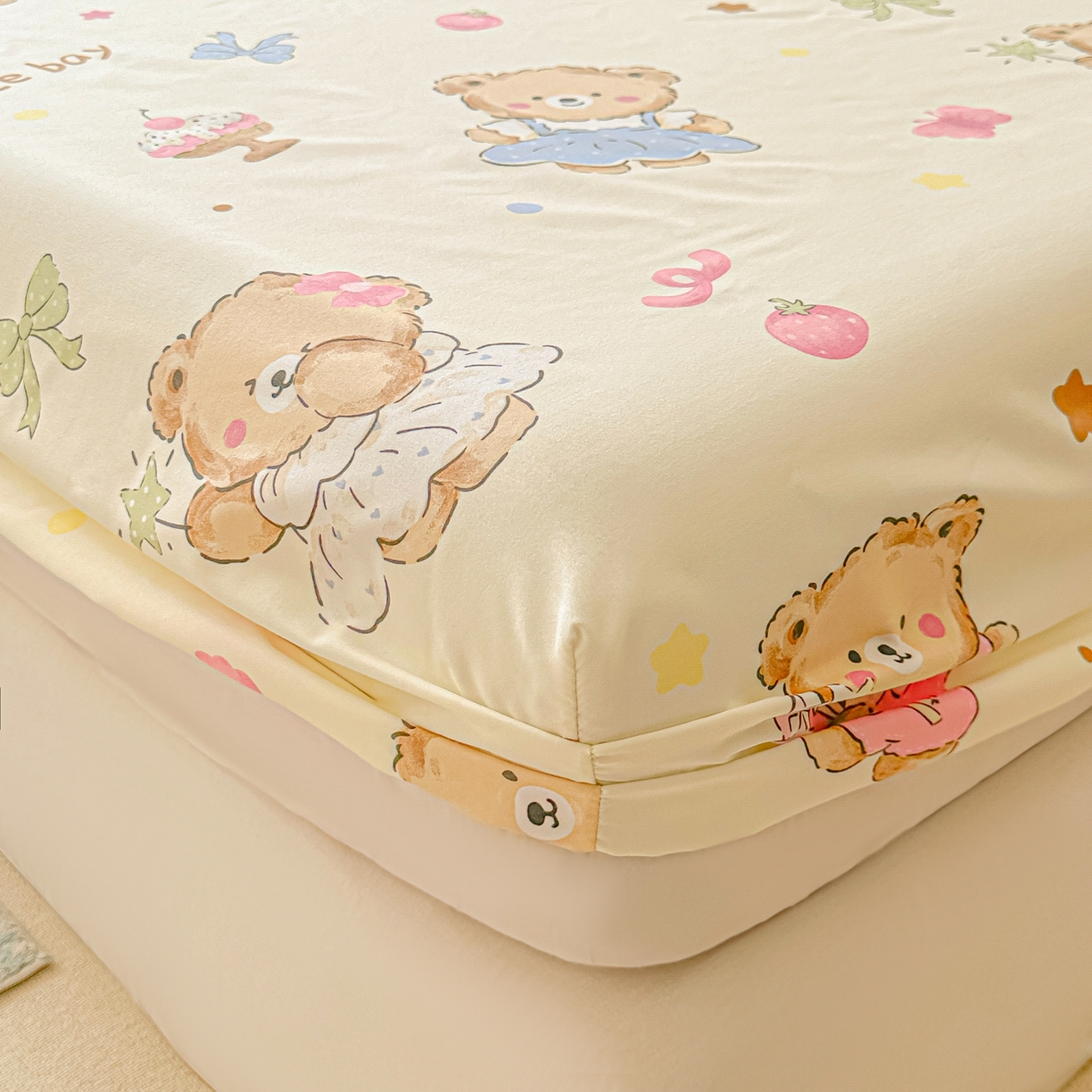 91家纺网 家纺一手货源 找家纺 韩巢家纺 2025新款超柔水洗棉印花床笠床笠单件单床笠学生宿舍专用热销款防滑床套 草莓奶熊