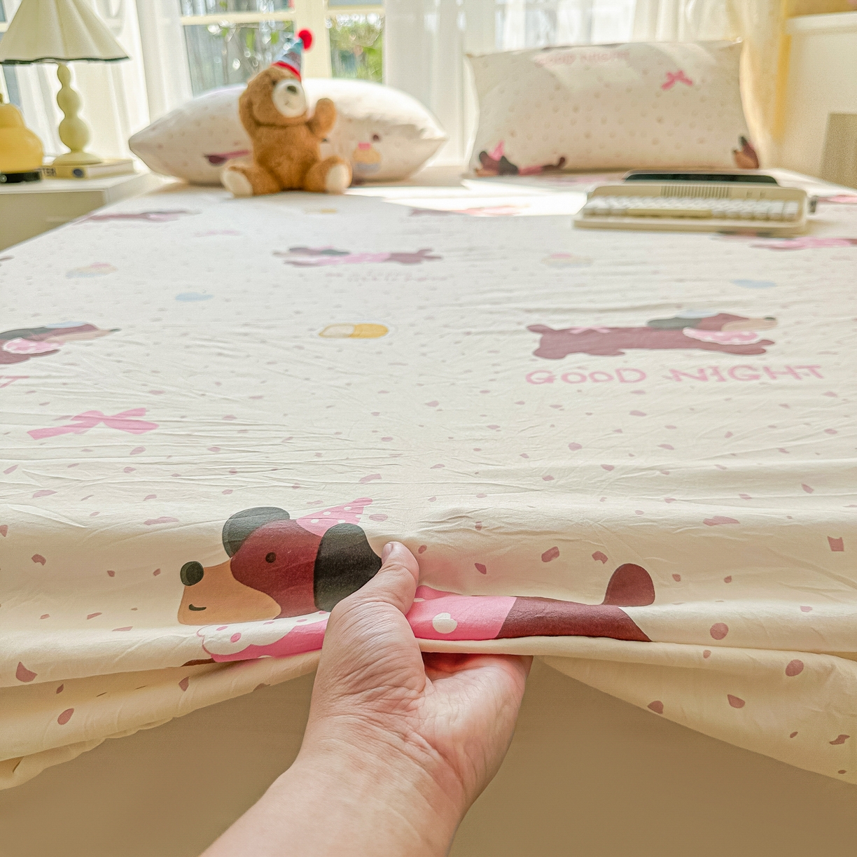 91家纺网 家纺一手货源 找家纺 韩巢家纺 2025新款超柔水洗棉印花床笠床笠单件单床笠学生宿舍专用热销款防滑床套 彩彩狗