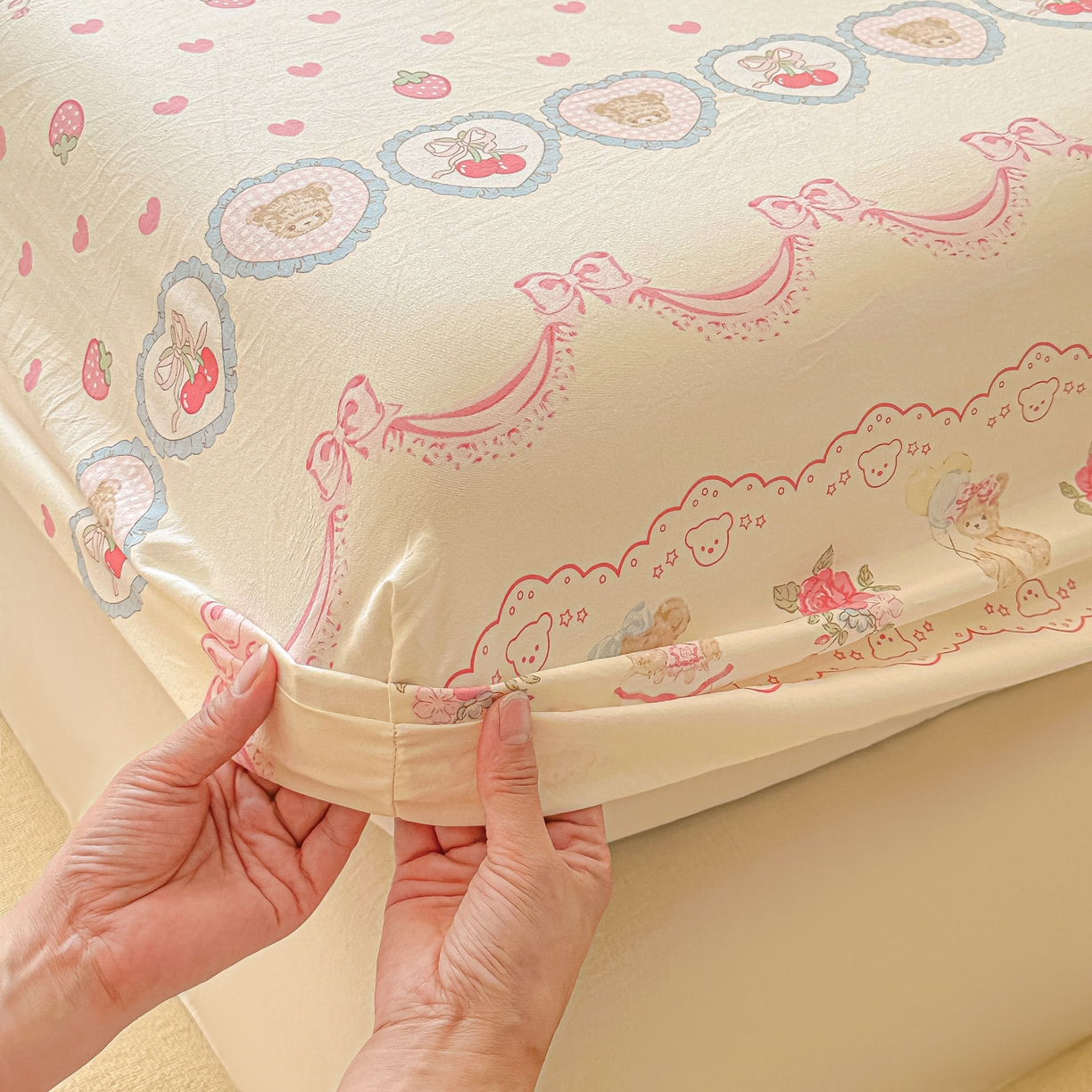 91家纺网 家纺一手货源 找家纺 韩巢家纺 2025新款超柔水洗棉印花床笠床笠单件单床笠学生宿舍专用热销款防滑床套 小熊玩偶屋