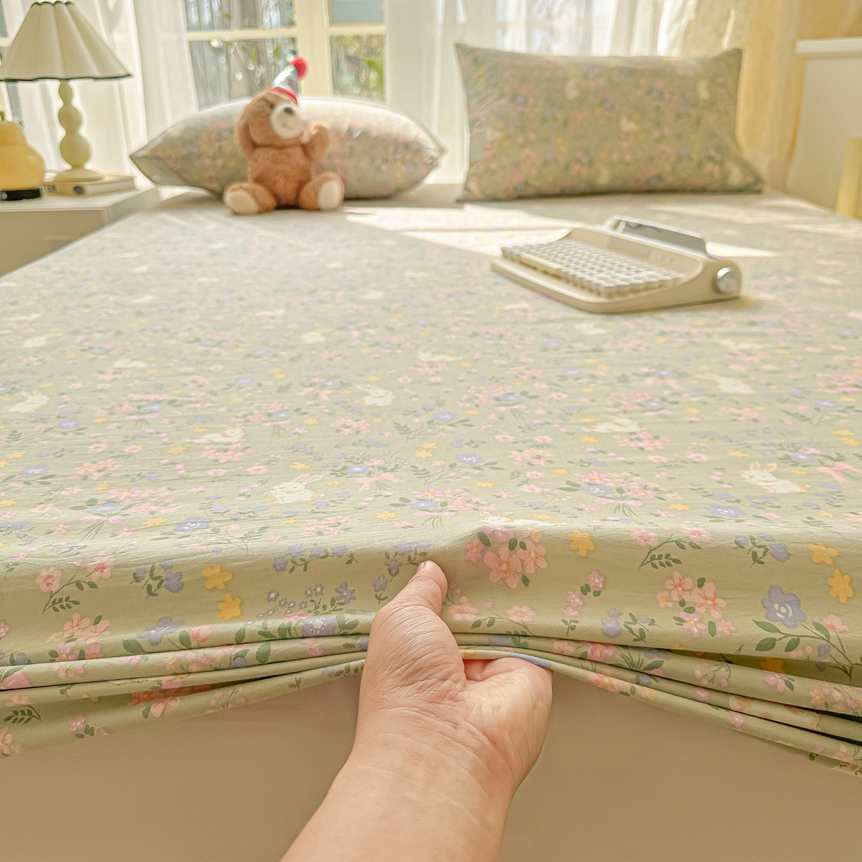 91家纺网 家纺一手货源 找家纺 韩巢家纺 2025新款超柔水洗棉印花床笠床笠单件单床笠学生宿舍专用热销款防滑床套 丝带飞飞兔