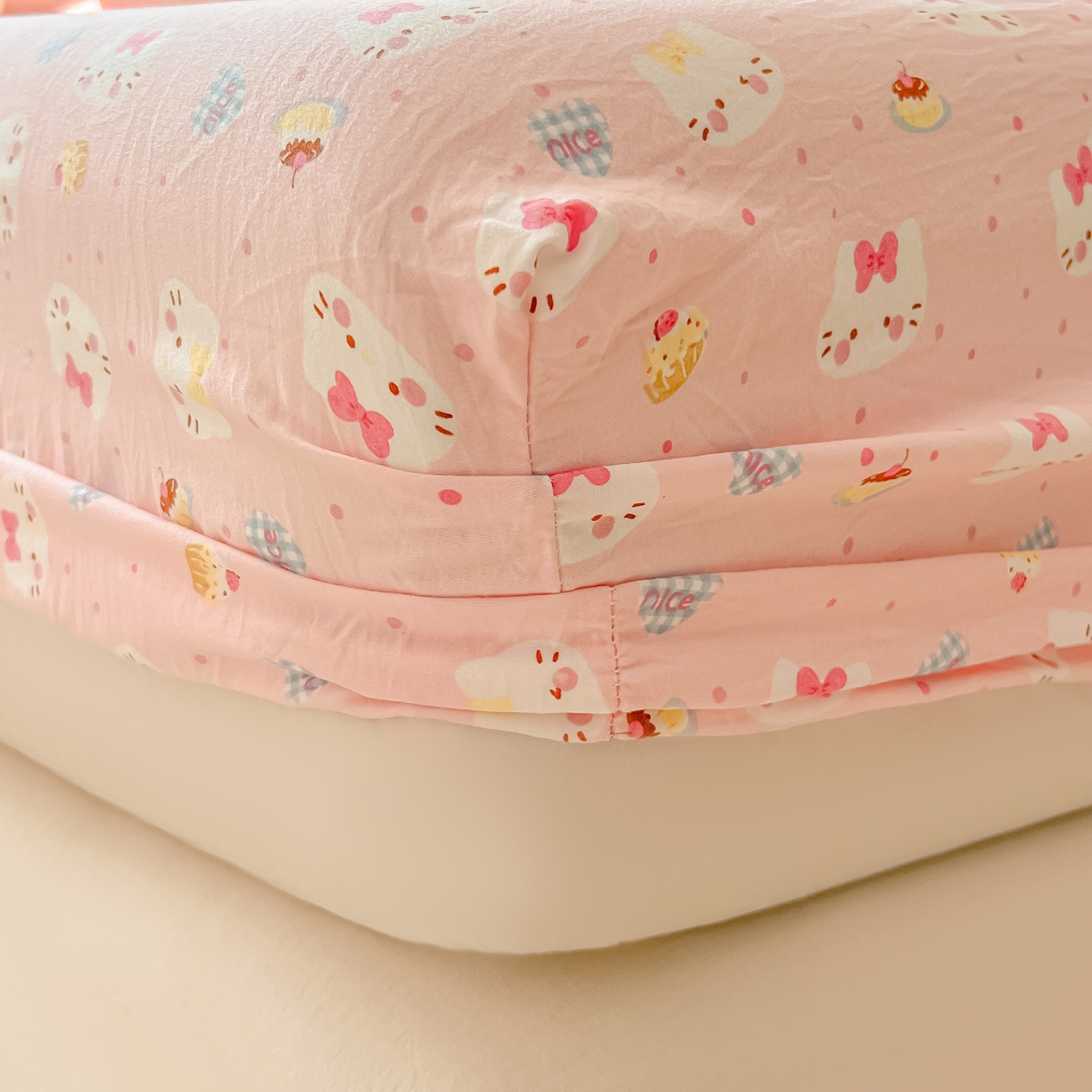 91家纺网 家纺一手货源 找家纺 韩巢家纺 2025新款超柔水洗棉印花床笠床笠单件单床笠学生宿舍专用热销款防滑床套 小小蛋糕猫