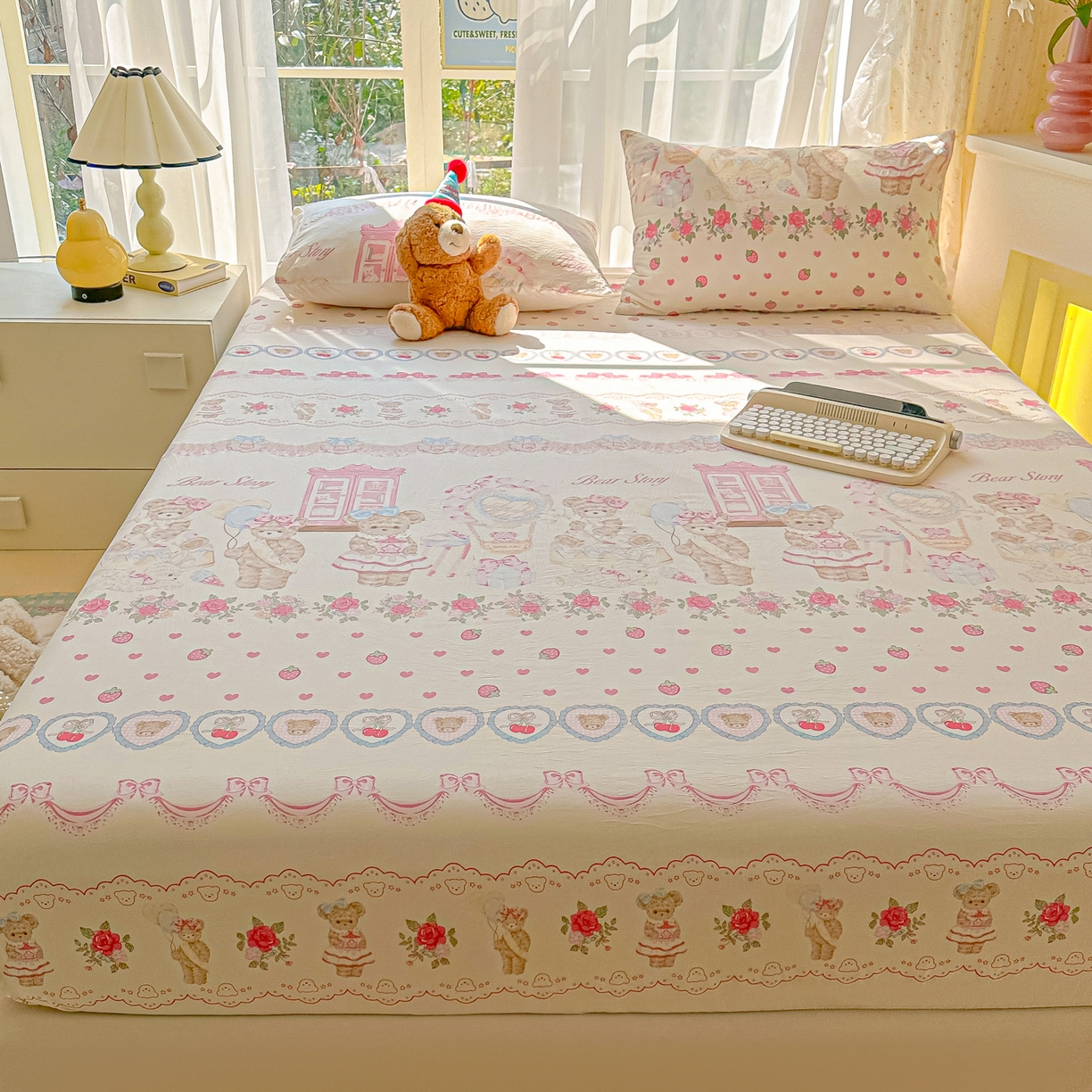 91家纺网 家纺一手货源 找家纺 韩巢家纺 2025新款超柔水洗棉印花床笠床笠单件单床笠学生宿舍专用热销款防滑床套 小熊玩偶屋