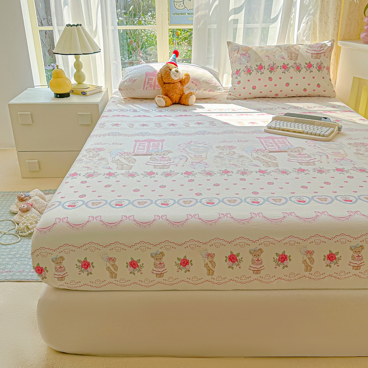 91家纺网 家纺一手货源 找家纺 韩巢家纺 2025新款超柔水洗棉印花床笠床笠单件单床笠学生宿舍专用热销款防滑床套 小熊玩偶屋