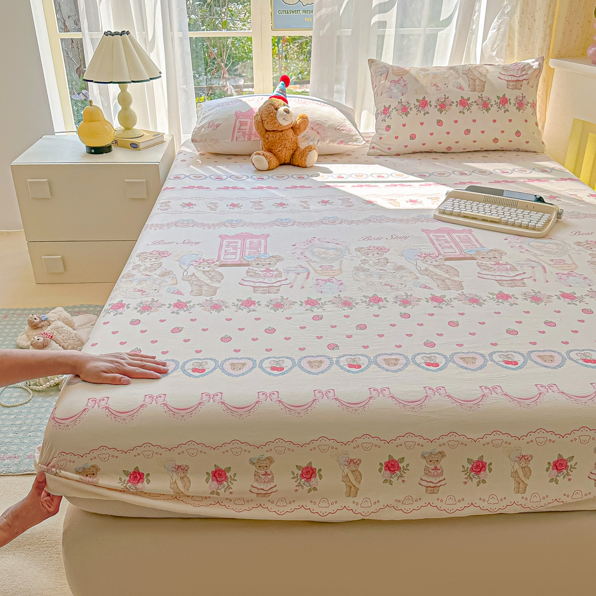 91家纺网 家纺一手货源 找家纺 韩巢家纺 2025新款超柔水洗棉印花床笠床笠单件单床笠学生宿舍专用热销款防滑床套 小熊玩偶屋