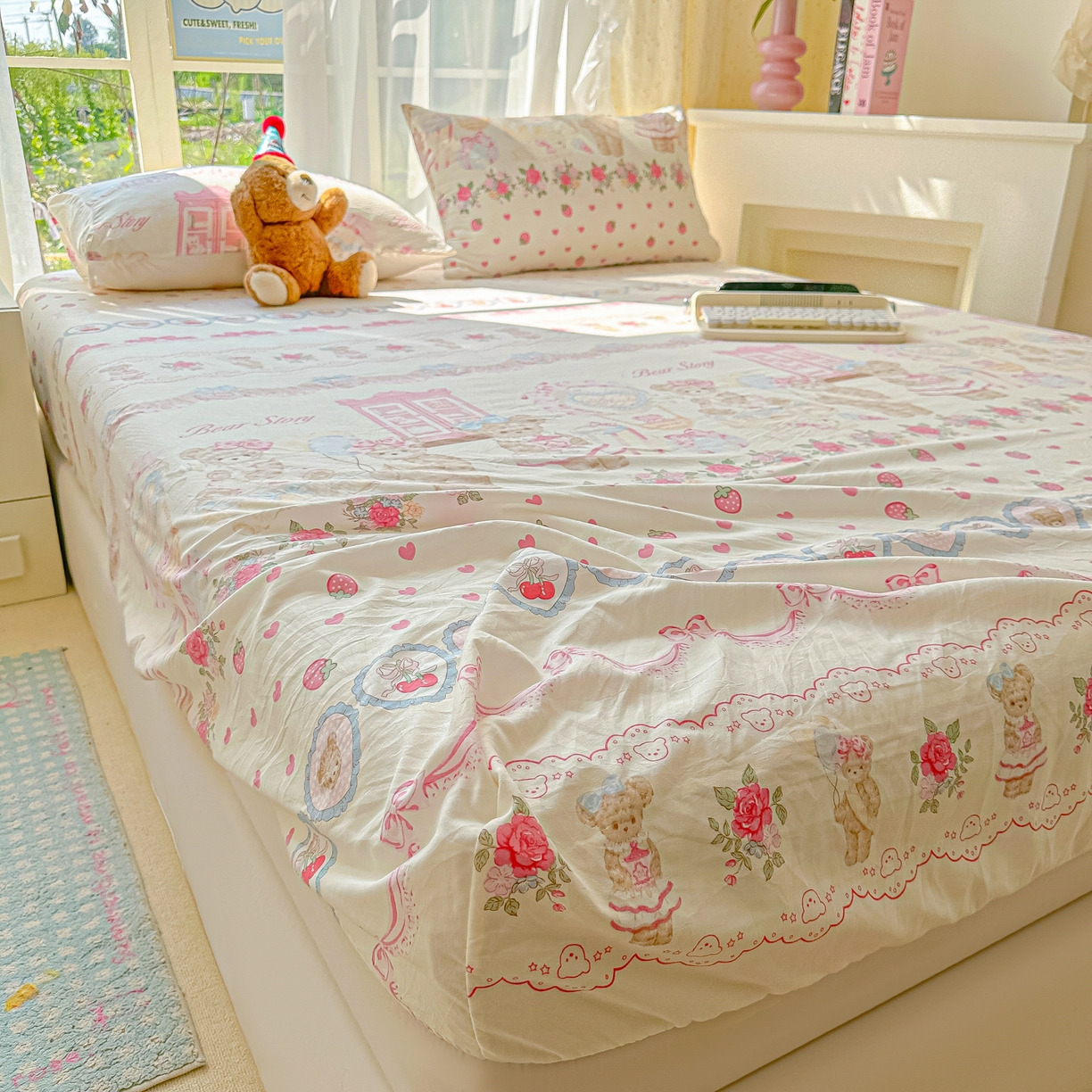 91家纺网 家纺一手货源 找家纺 韩巢家纺 2025新款超柔水洗棉印花床笠床笠单件单床笠学生宿舍专用热销款防滑床套 小熊玩偶屋