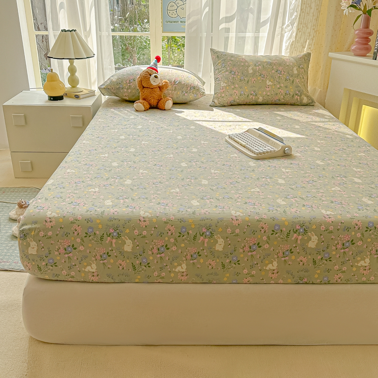 91家纺网 家纺一手货源 找家纺 韩巢家纺 2025新款超柔水洗棉印花床笠床笠单件单床笠学生宿舍专用热销款防滑床套 丝带飞飞兔