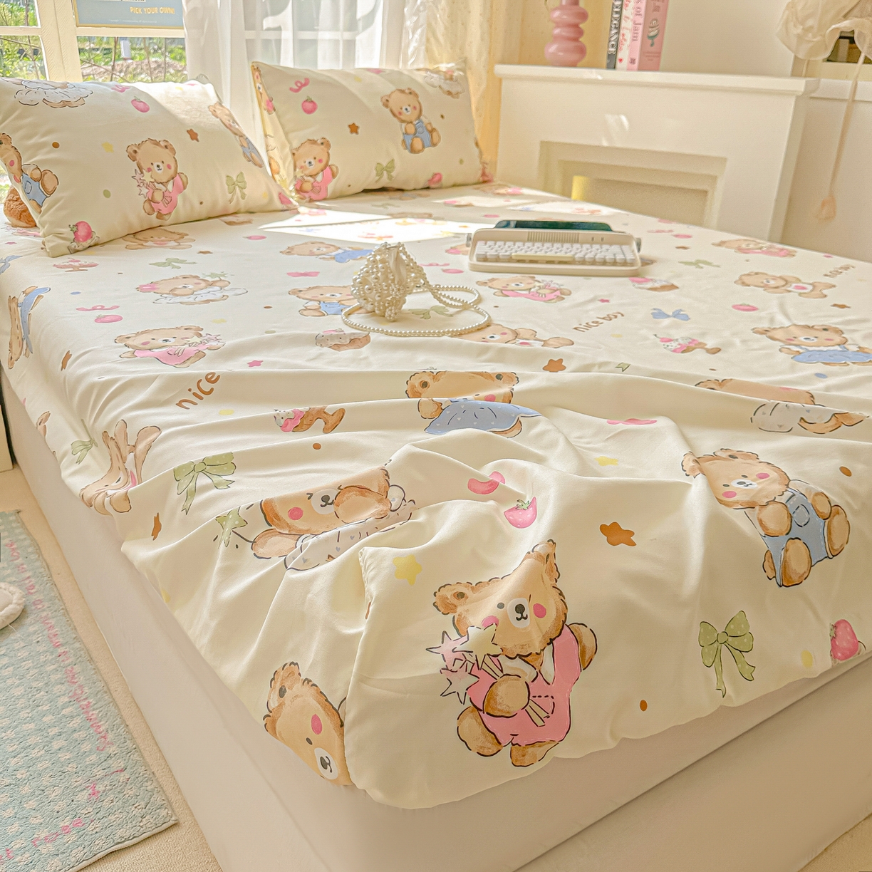 91家纺网 家纺一手货源 找家纺 韩巢家纺 2025新款超柔水洗棉印花床笠床笠单件单床笠学生宿舍专用热销款防滑床套 草莓奶熊