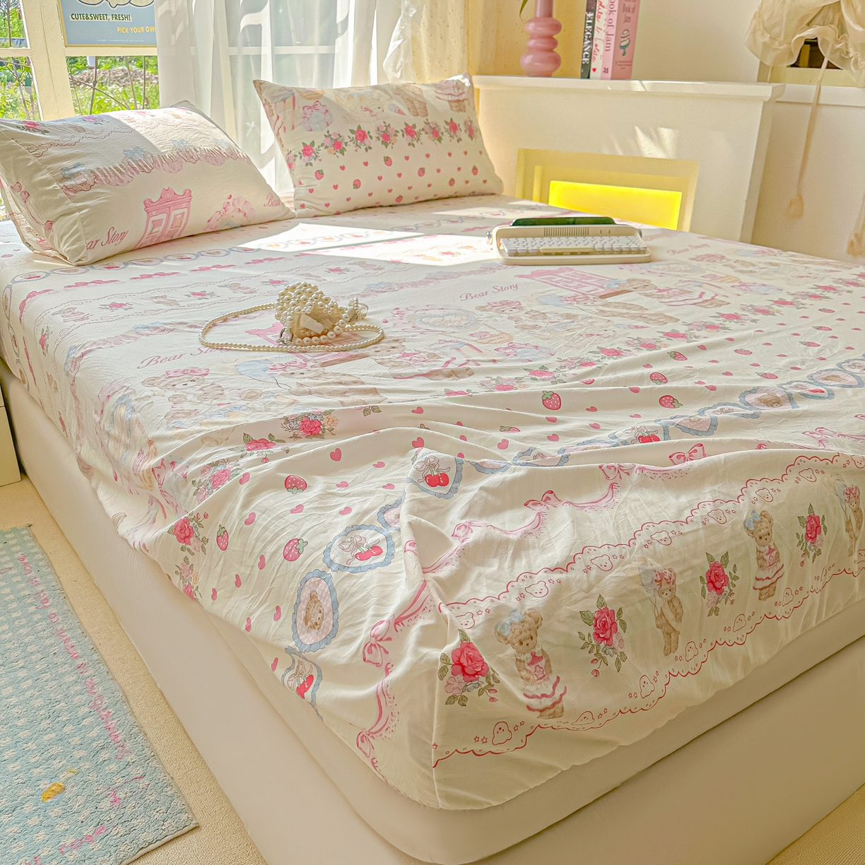 91家纺网 家纺一手货源 找家纺 韩巢家纺 2025新款超柔水洗棉印花床笠床笠单件单床笠学生宿舍专用热销款防滑床套 小熊玩偶屋