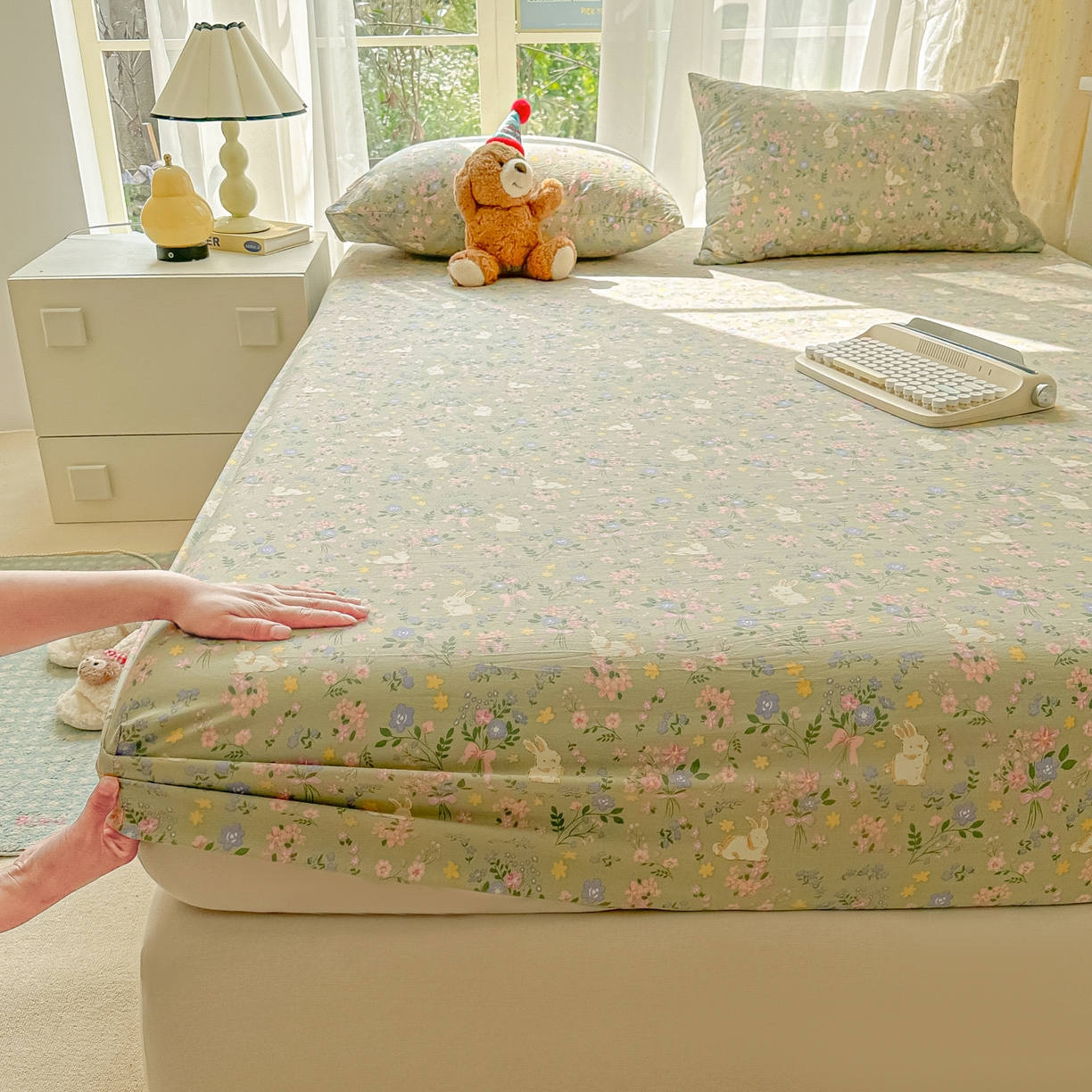 91家纺网 家纺一手货源 找家纺 韩巢家纺 2025新款超柔水洗棉印花床笠床笠单件单床笠学生宿舍专用热销款防滑床套 丝带飞飞兔