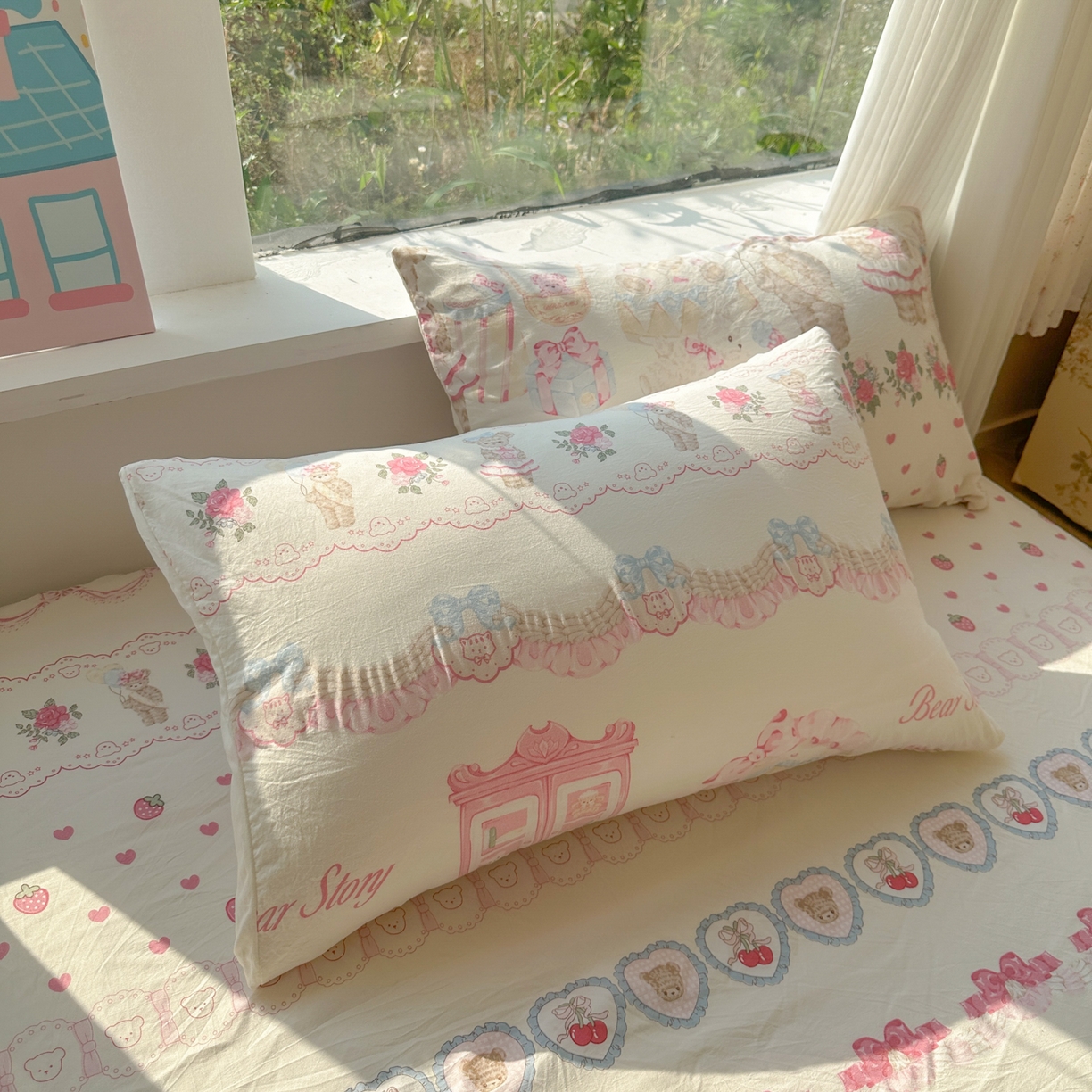 91家纺网 家纺一手货源 找家纺 韩巢家纺 2025新款超柔水洗棉印花床笠床笠单件单床笠学生宿舍专用热销款防滑床套 小熊玩偶屋