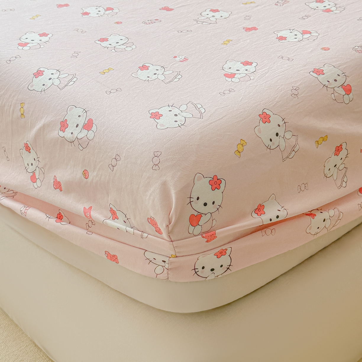 91家纺网 家纺一手货源 找家纺 韩巢家纺 2025新款超柔水洗棉印花床笠床笠单件单床笠学生宿舍专用热销款防滑床套 糖果KT