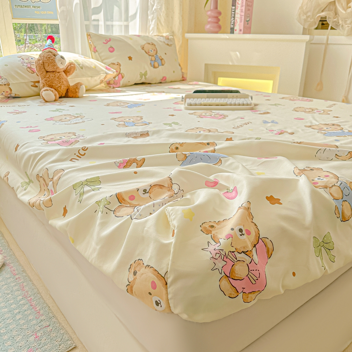 91家纺网 家纺一手货源 找家纺 韩巢家纺 2025新款超柔水洗棉印花床笠床笠单件单床笠学生宿舍专用热销款防滑床套 草莓奶熊