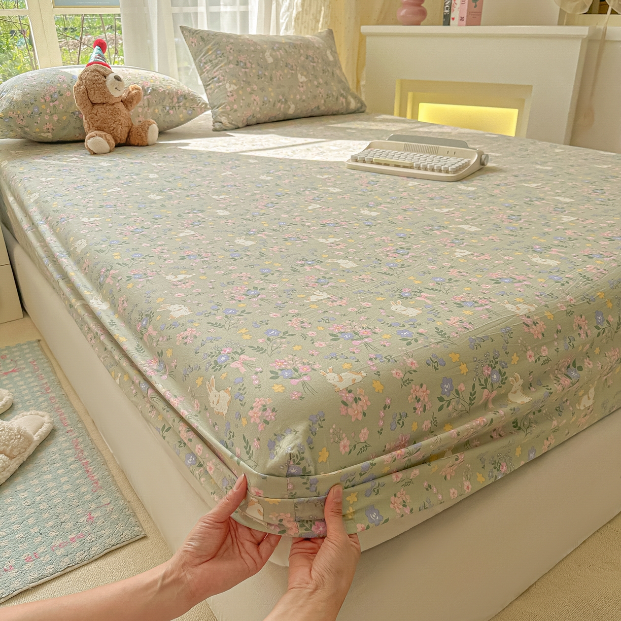 91家纺网 家纺一手货源 找家纺 韩巢家纺 2025新款超柔水洗棉印花床笠床笠单件单床笠学生宿舍专用热销款防滑床套 丝带飞飞兔