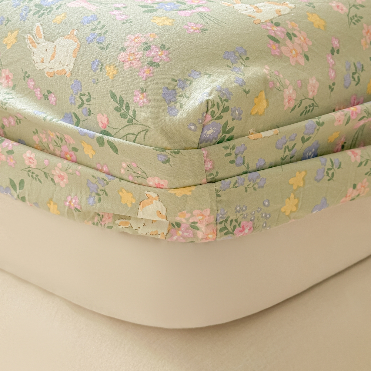 91家纺网 家纺一手货源 找家纺 韩巢家纺 2025新款超柔水洗棉印花床笠床笠单件单床笠学生宿舍专用热销款防滑床套 丝带飞飞兔